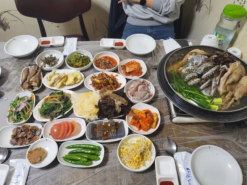 푸짐한 능이오리백숙 한 상 차림