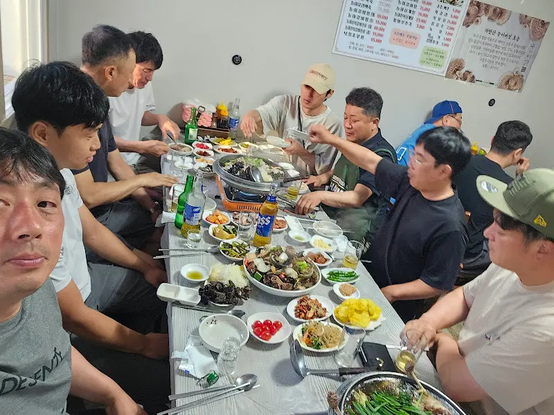 단체 손님들이 옹기종기 모여 식사하는 모습