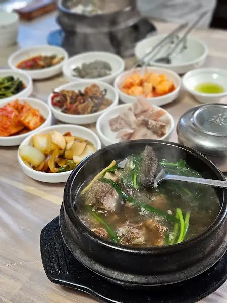 능이오리백숙과 다양한 밑반찬들