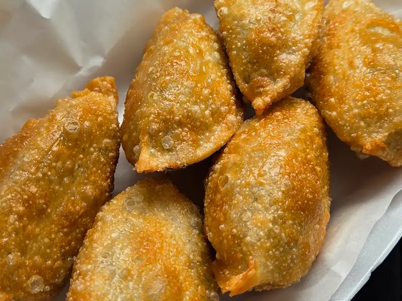 갓 튀겨져 나온 삼송꾼만두