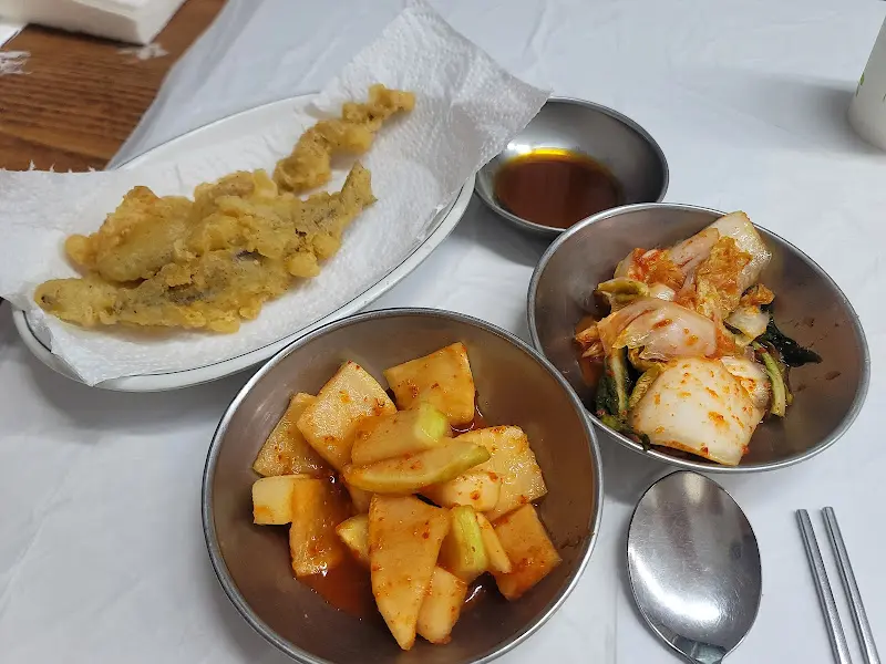 빙어튀김과 곁들임 찬