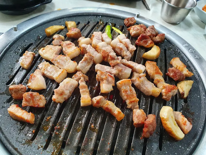 불판 위에 구워지고 있는 숙성 삼겹살