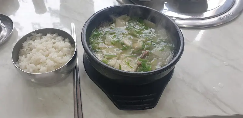 소고기무국과 밥 한 공기가 놓여진 테이블