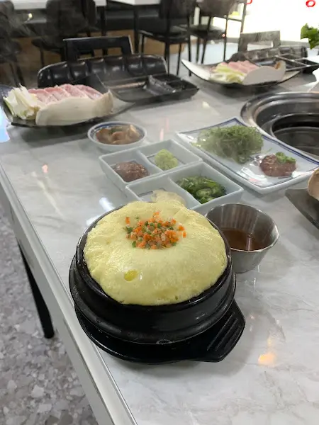 테이블 위에 차려진 다양한 반찬들