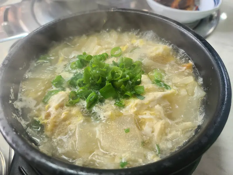 뚝배기에 담겨 나온 소고기무국