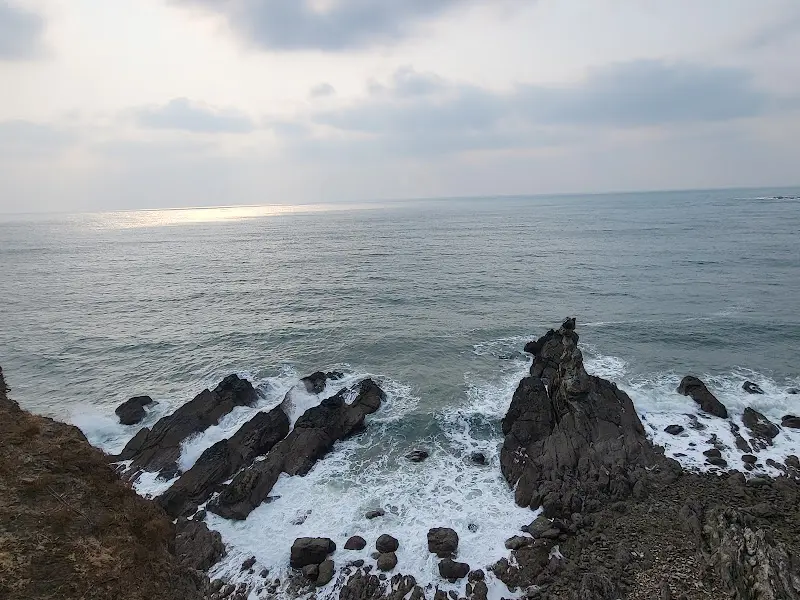 남포리 습곡구조와 푸른 바다