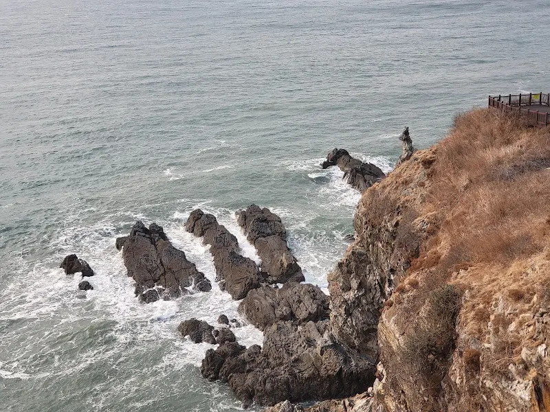 남포리 습곡구조의 기암괴석