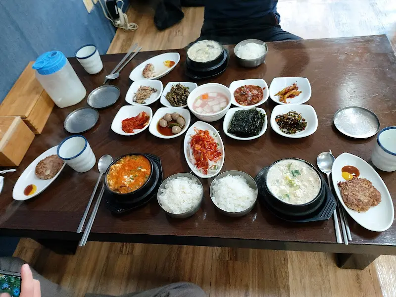 한 상 가득 차려진 순두부와 두부 스테이크