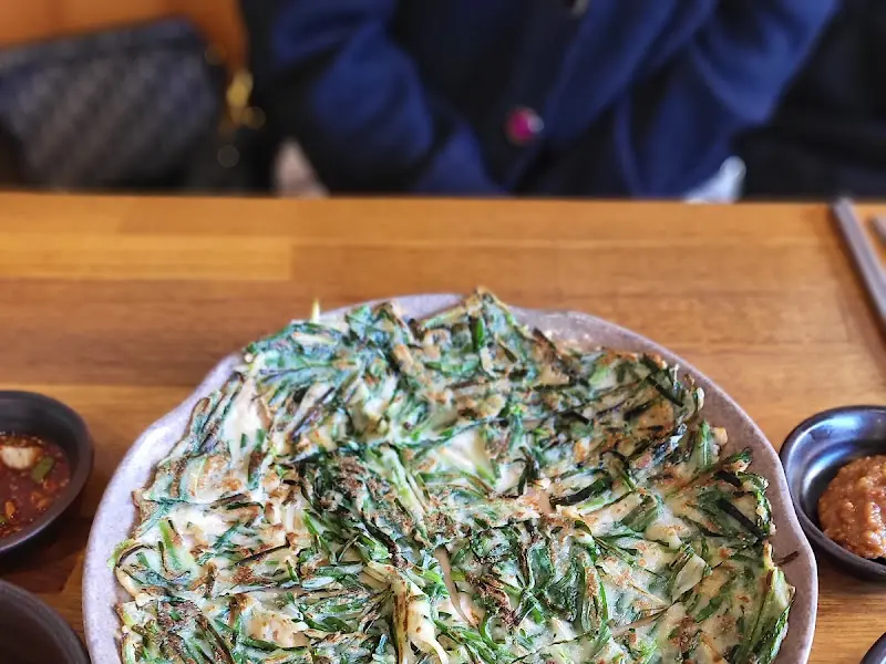 노릇하게 구워진 부추전