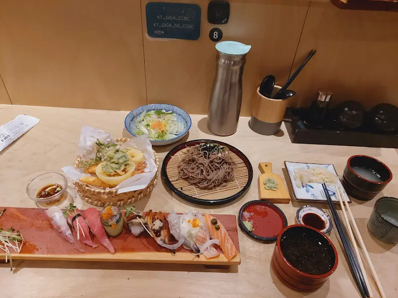 다양한 초밥과 곁들임 메뉴들이 정갈하게 차려진 모습