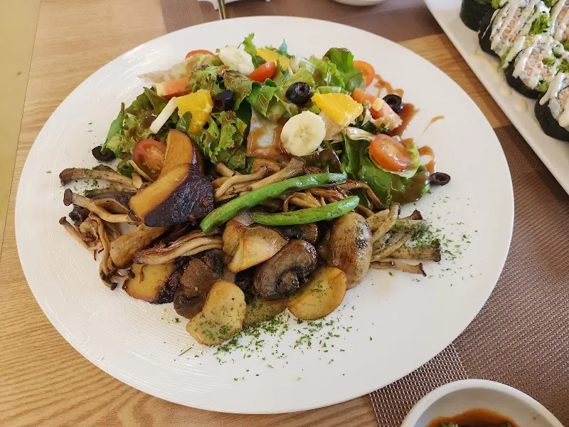 버섯 샐러드와 아보카도 롤