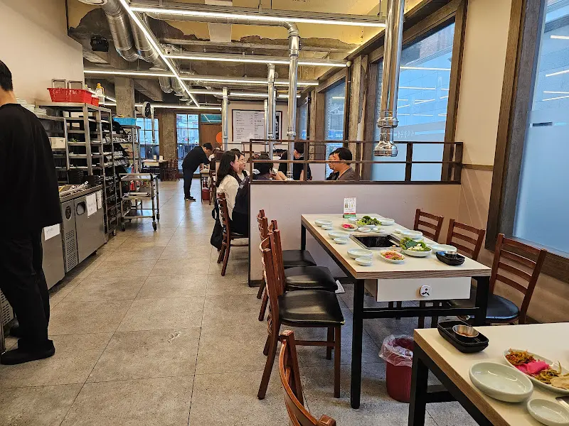 넓고 깔끔한 내부