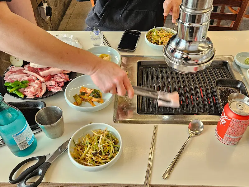 불판 위에서 익어가는 돼지고기