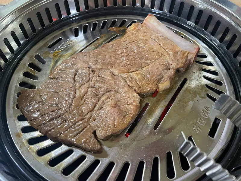 숯불 위에 올려진 돼지갈비