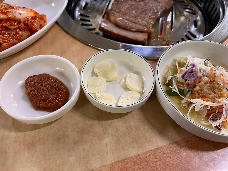 돼지갈비와 곁들여 먹는 반찬들