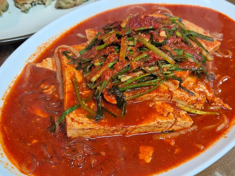 매콤한 양념이 돋보이는 두부두루치기