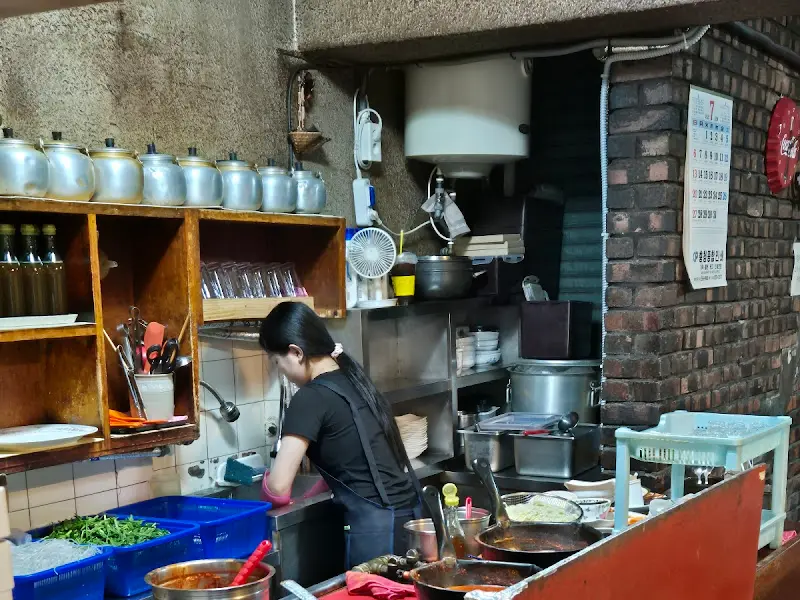 분주하게 움직이는 주방의 모습