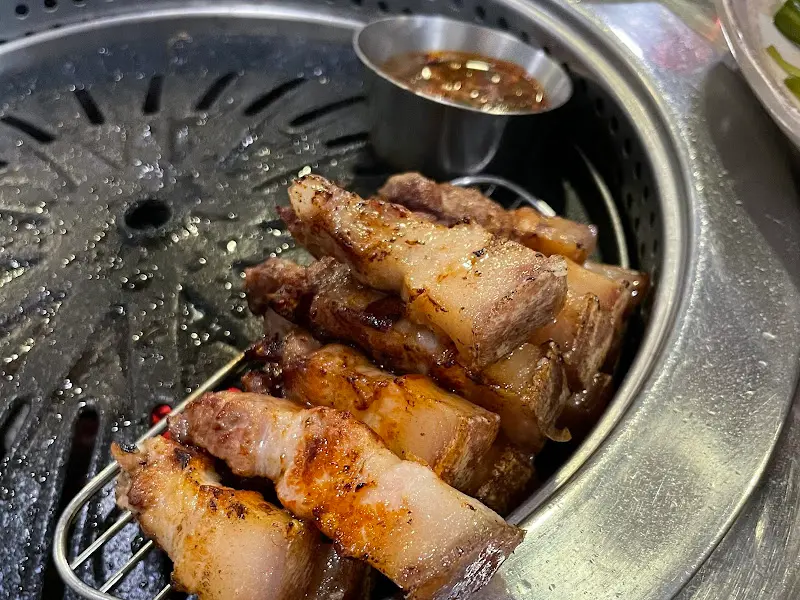 노릇하게 구워진 오겹살 조각들