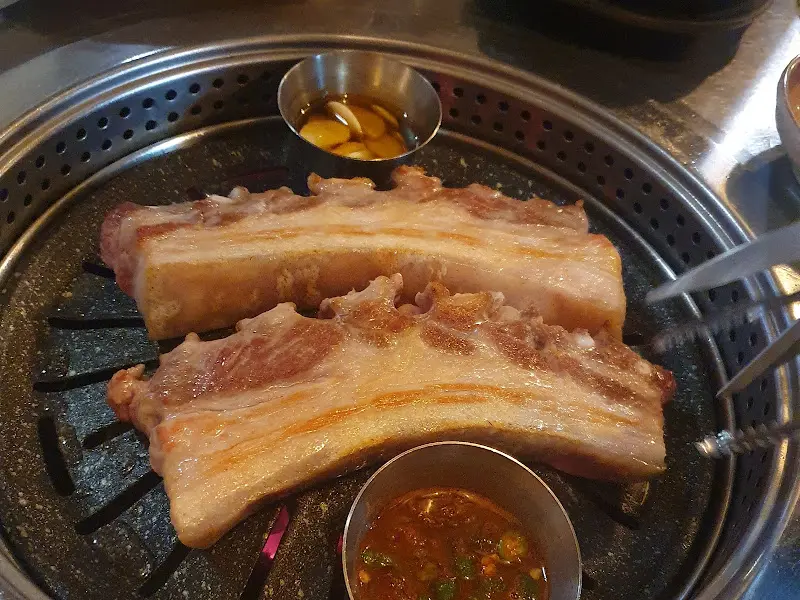 불판 위에 올려진 오겹살