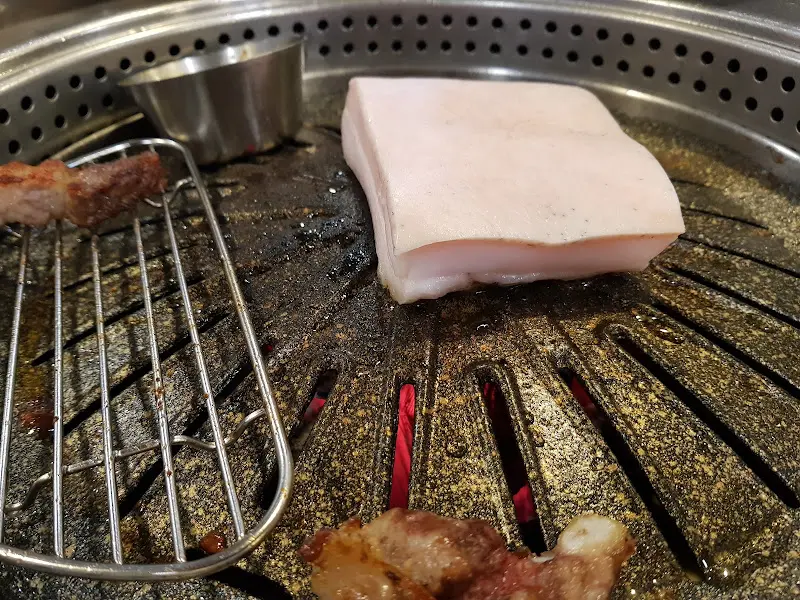 불판 위에 올려진 오겹살