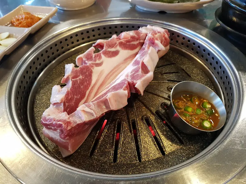 불판 위에 올려진 오겹살
