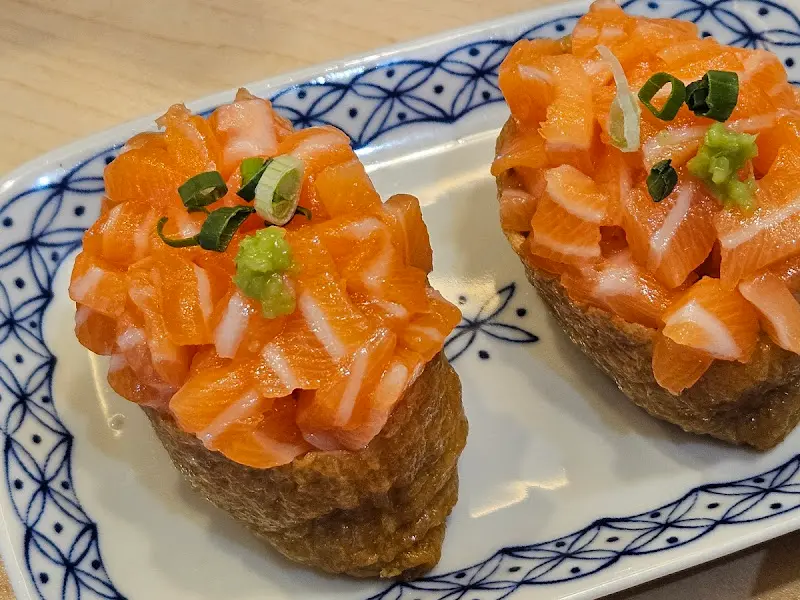 싱싱한 연어가 올라간 유부초밥