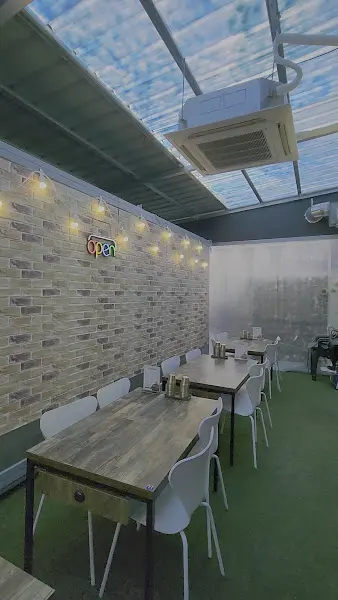 투명한 천장과 네온사인