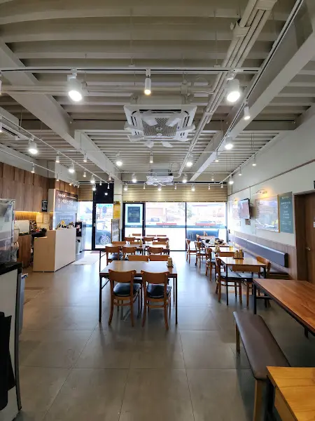 넓고 깔끔한 홀