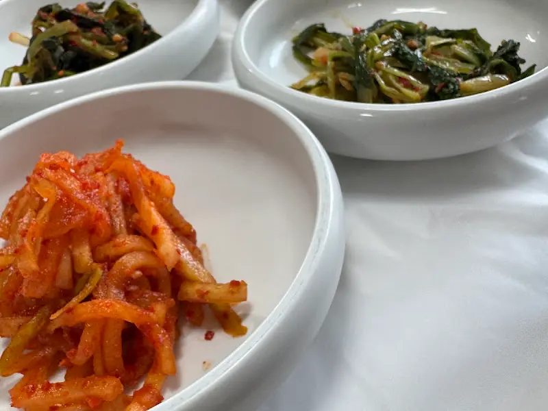 정갈하게 담겨 나온 밑반찬들