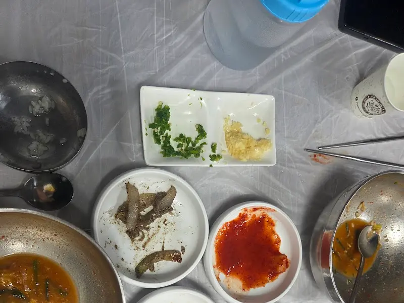 깨끗하게 비워진 뚝배기