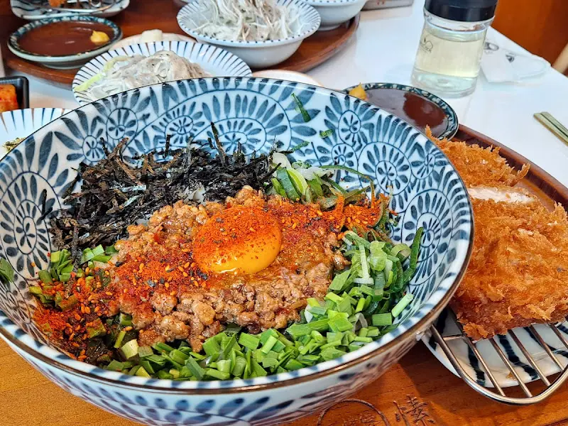 마제소바와 돈카츠의 환상적인 조합