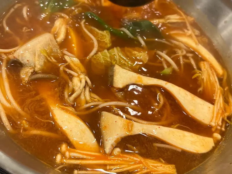 전골 냄비 가득한 채소와 만두