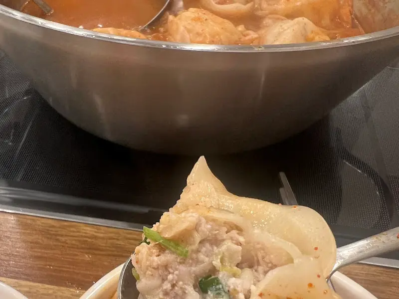 숟가락 위에 올려진 만두 속