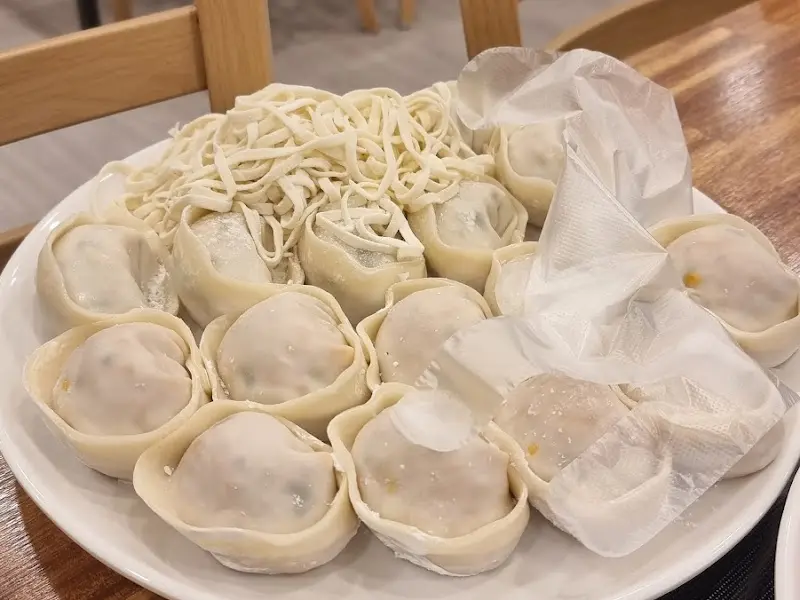 손만두와 칼국수 면의 조화