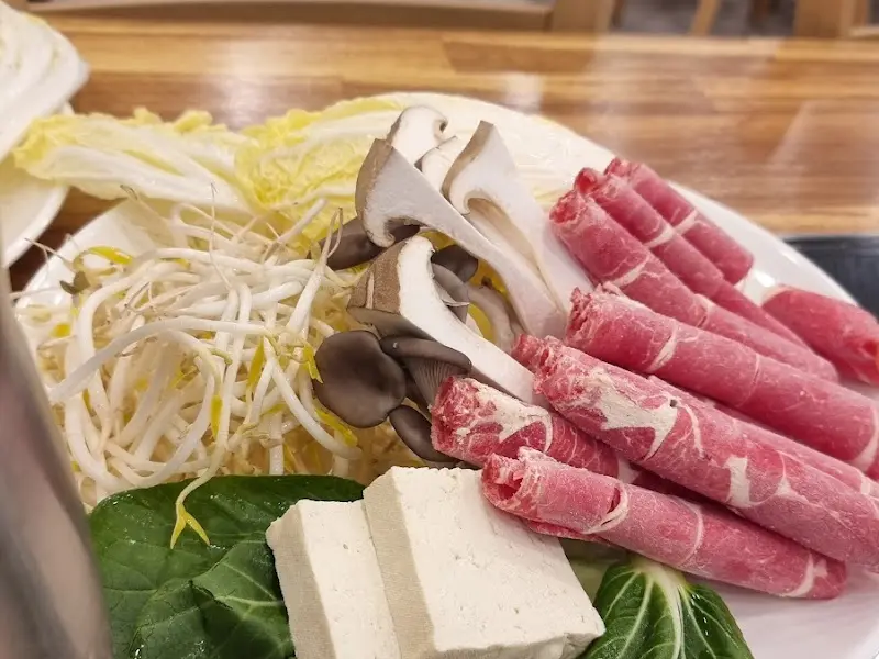 신선한 채소와 샤브샤브용 고기