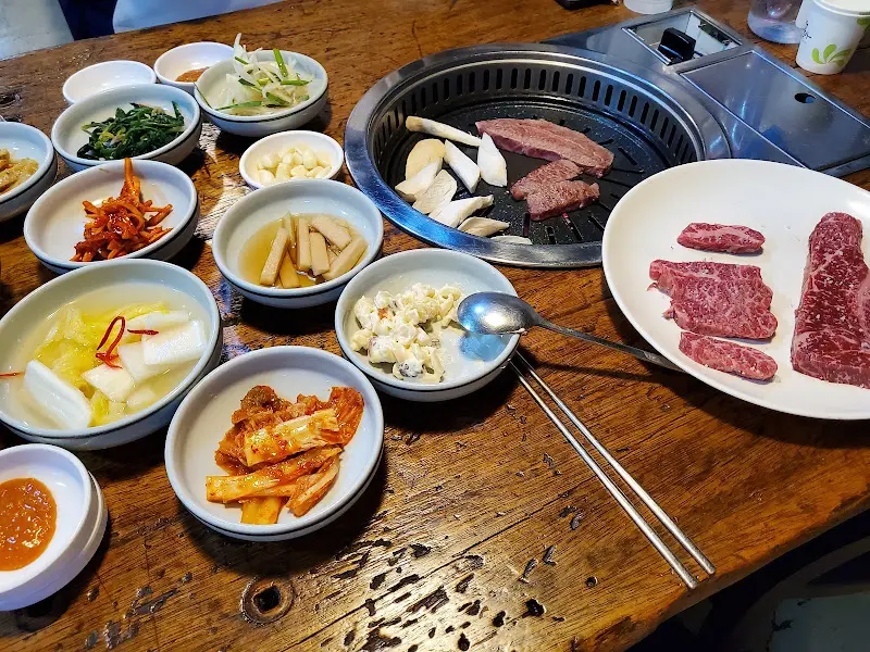 푸짐하게 차려진 밑반찬과 한우