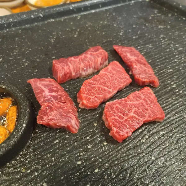 불판 위에 구워지고 있는 한우