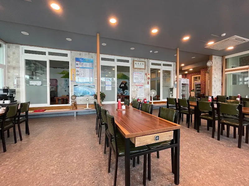 넓고 깔끔한 식당 내부