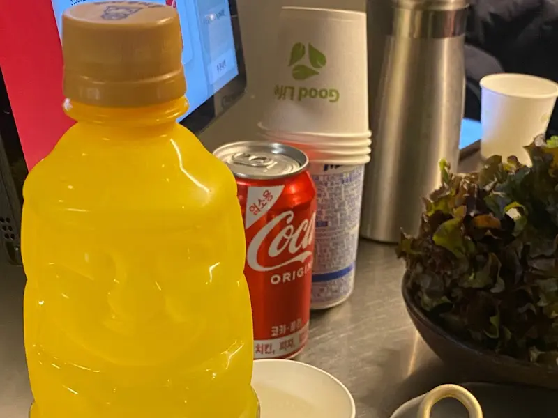 식탁 위에 놓인 음료수 병과 컵