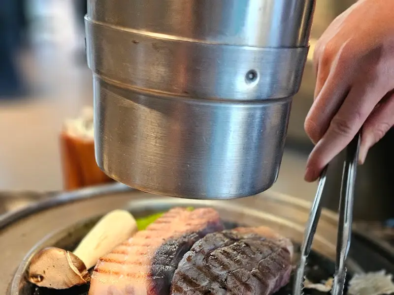 직원이 고기를 굽는 모습