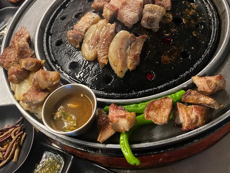 불판 위에 구워진 흑돼지