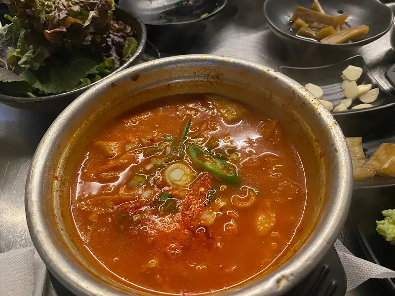 테이블에 차려진 김치찌개
