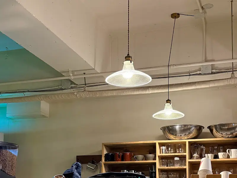 카페 내부 조명