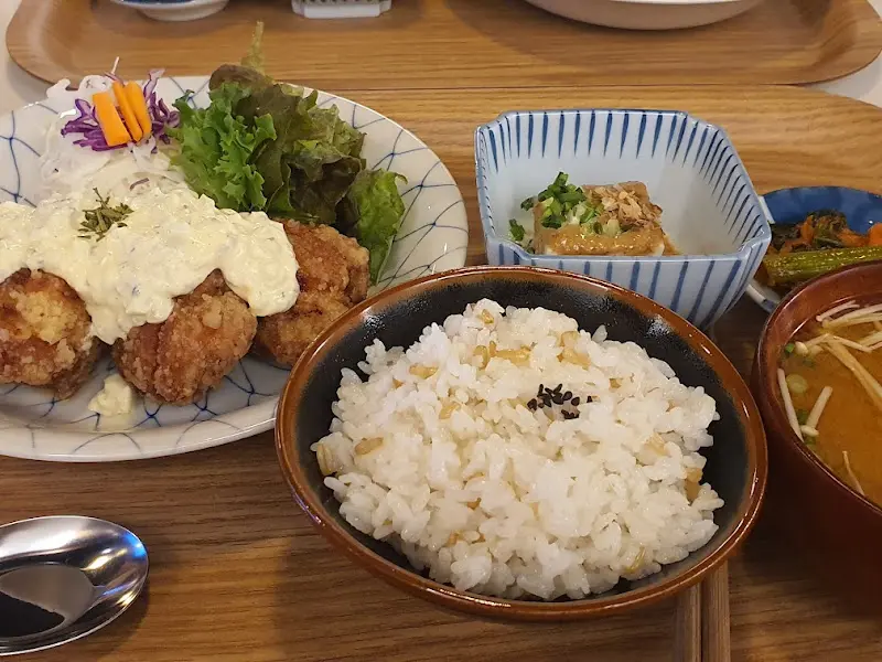 한상 가득 차려진 치킨 가라아게 정식