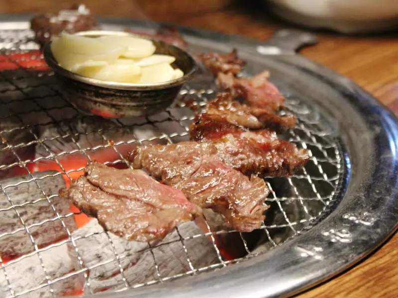 숯불 위에서 익어가는 한우 갈비살