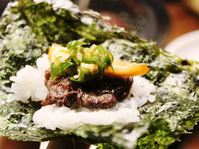 구운 김에 밥과 갈비살을 올린 모습