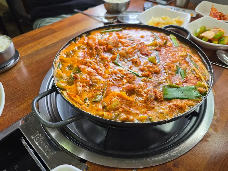 돼지찌개 테이블 세팅