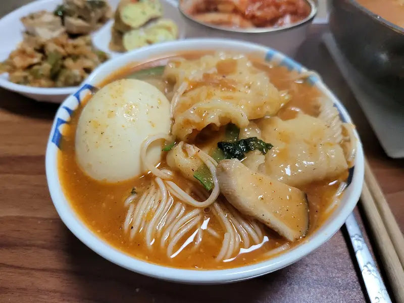 아탕국수 속 재료들