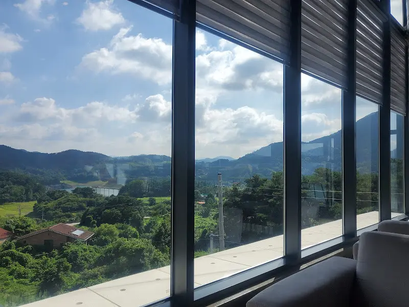 통창으로 보이는 옥정호 뷰