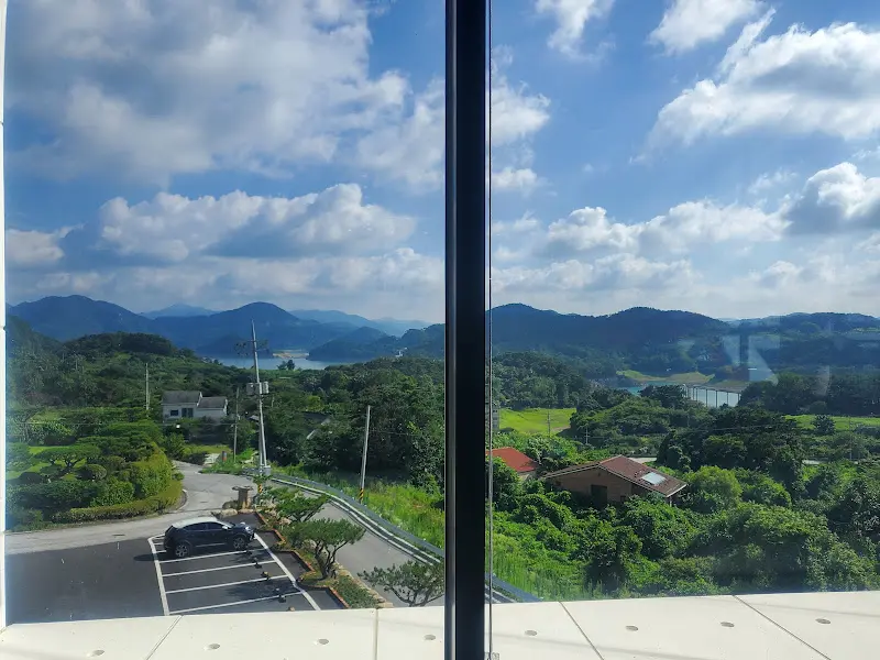 창밖으로 보이는 옥정호와 산